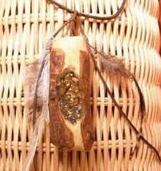 Photographie eines Amuletts aus Eibenholz